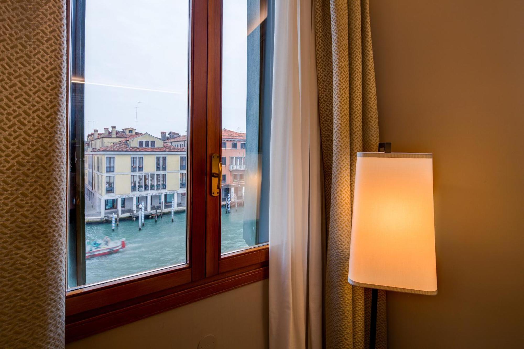 Superior Queen Room Canal view