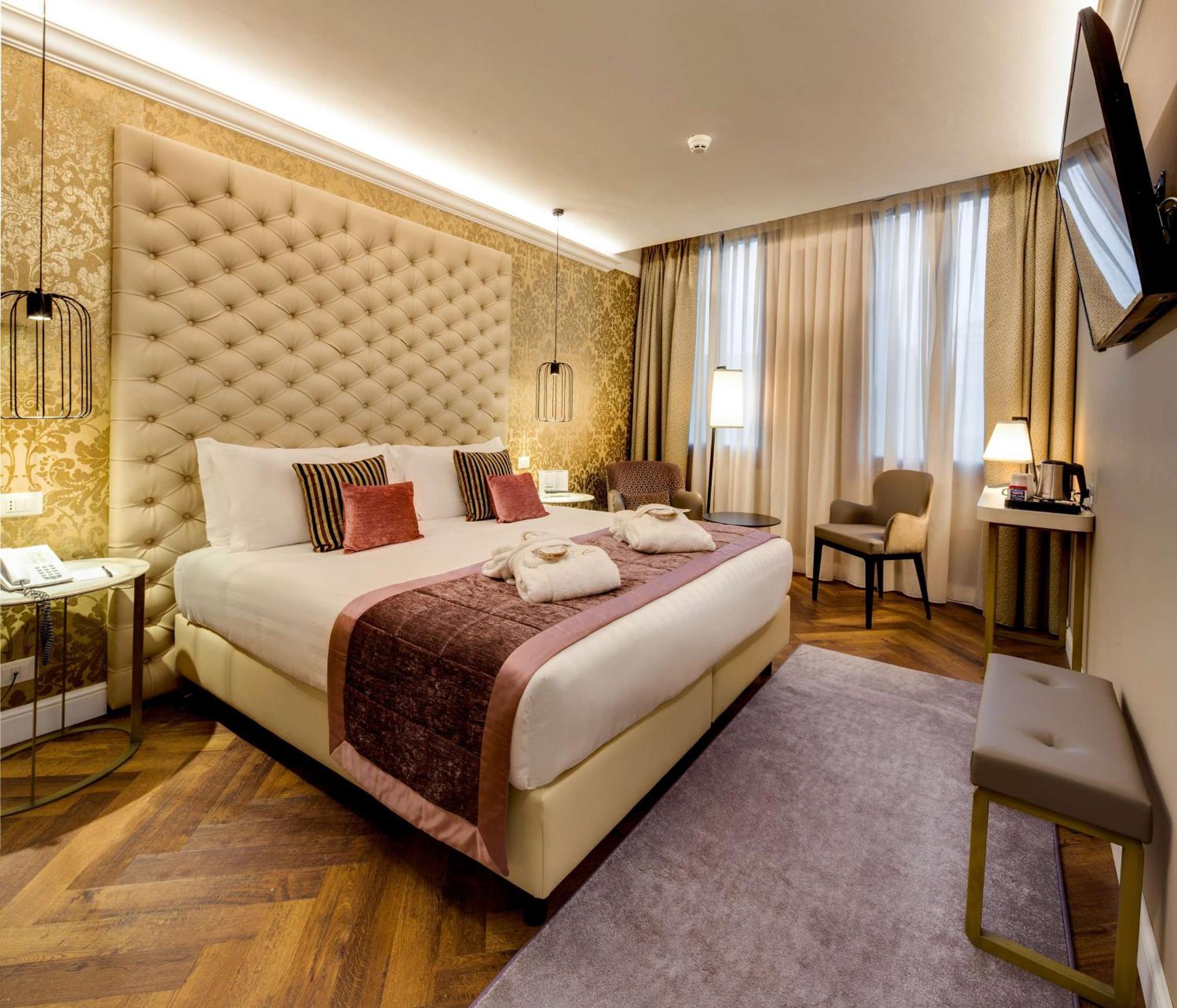 Superior Queen Room Canal view